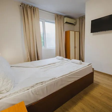 модерен артемида с басейн и градина Apartmán *