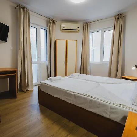 модерен артемида с басейн и градина Apartmán