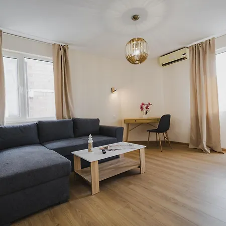 модерен артемида с басейн и градина Apartmán
