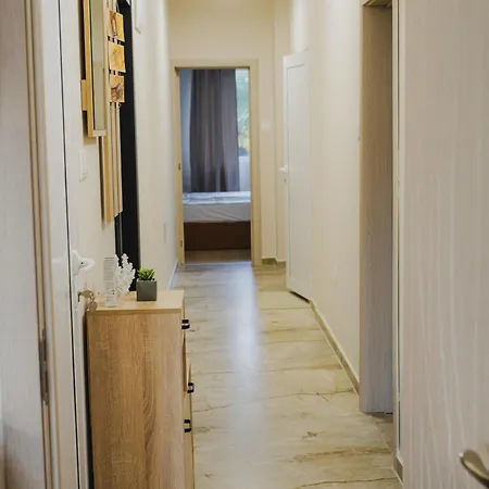 модерен артемида с басейн и градина Apartmán